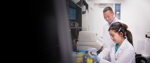 Juenwen Liu in lab with a student.